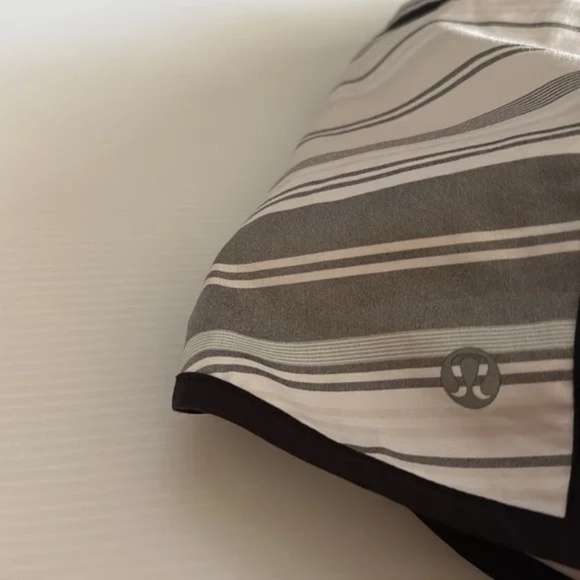 Lululemon Tracker Short *2-way Stretch Mini Groovy Stripe Dune Horizontal Black - Picture 8 of 9